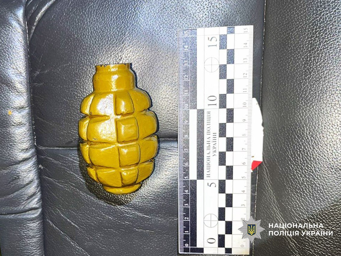 У Чернігові чоловік погрожував знайомому гранатою та намагався втекти з міста – його затримали