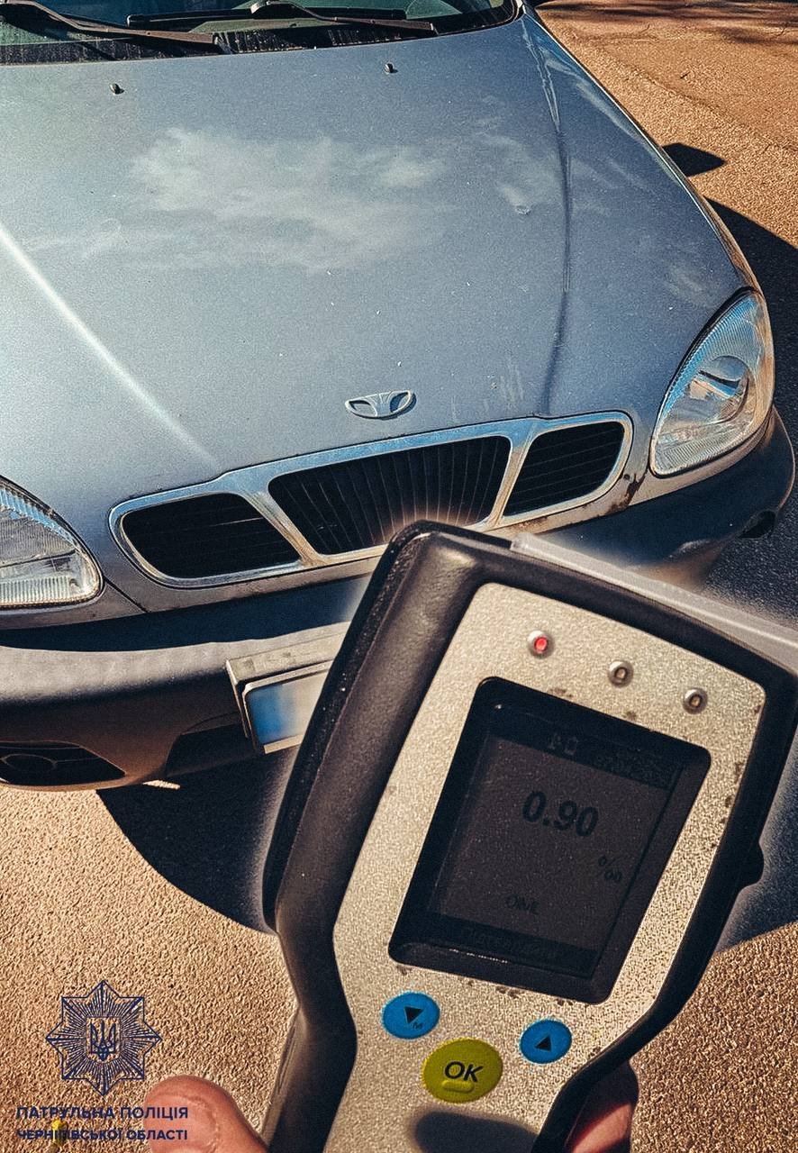 У Чернігові зупинили авто з пошкодженнями після ДТП: водій виявився напідпитку