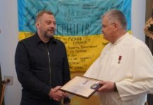 Отець Карел отримав відзнаку від Президента та передав шість автівок Чернігівщині