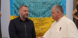 Отець Карел отримав відзнаку від Президента та передав шість автівок Чернігівщині