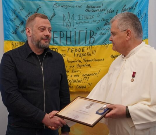 Отець Карел отримав відзнаку від Президента та передав шість автівок Чернігівщині