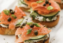 Суботній рецепт: як приготувати тости з яйцем, огірком і сьомгою