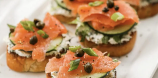 Суботній рецепт: як приготувати тости з яйцем, огірком і сьомгою