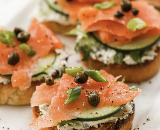 Суботній рецепт: як приготувати тости з яйцем, огірком і сьомгою