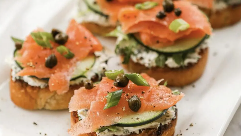 Суботній рецепт: як приготувати тости з яйцем, огірком і сьомгою