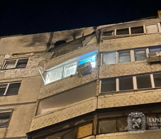 Россияне во время перемирия ударили «Шахедом» по девятиэтажке в Харькове: есть пострадавшие