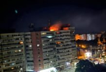 Есть пострадавшие: в Румынии неизвестный беспилотник попал в многоэтажный жилой дом (видео)