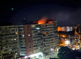 Есть пострадавшие: в Румынии неизвестный беспилотник попал в многоэтажный жилой дом (видео)