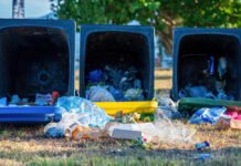 Жители городов шокированы: теперь мусор не будут забирать из-за одной вещи в баках (видео)