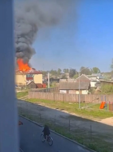 Брянщина у вогні: росіяни скаржаться на постійні обстріли і показують палаючі будинки (Фото)