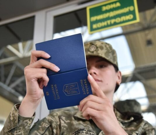 Правительство отменило ограничения на выезд для части женщин-чиновниц: кто может пересекать границу