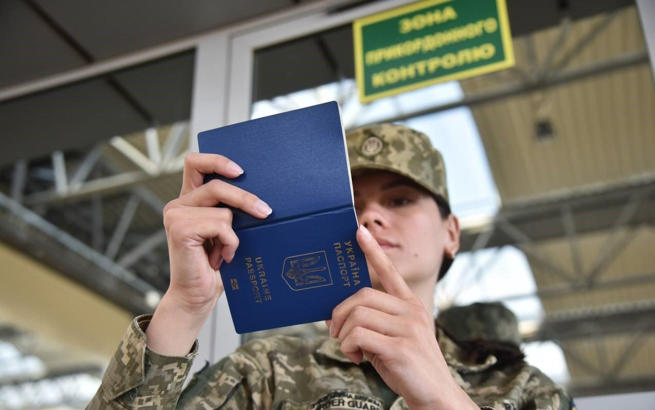 Правительство отменило ограничения на выезд для части женщин-чиновниц: кто может пересекать границу