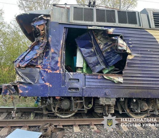 Кількість жертв зіткнення потяга з автокраном на Львівщині зросла до двох
