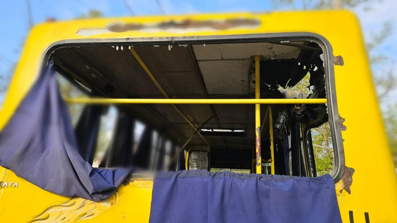 Ворог атакував дроном маршрутку в Херсоні — двоє людей загинули, семеро поранені