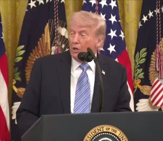 Трамп відмовився підтвердити, чи діє припинення вогню з Іраном на тлі інцидентів в Ормузькій протоці