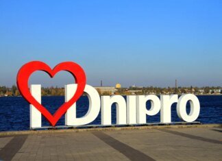 Ворог увечері завдав удару по Дніпру, чотири людини загинули — Зеленський