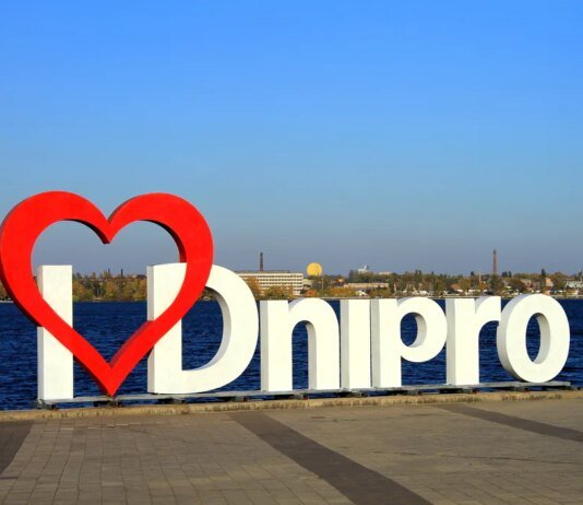 Ворог увечері завдав удару по Дніпру, чотири людини загинули — Зеленський
