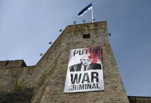 Музей в естонській Нарві до 9 травня вивісив банер "путін — воєнний злочинець"