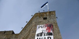 Музей в естонській Нарві до 9 травня вивісив банер "путін — воєнний злочинець"