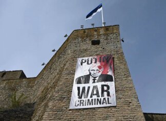 Музей в естонській Нарві до 9 травня вивісив банер "путін — воєнний злочинець"