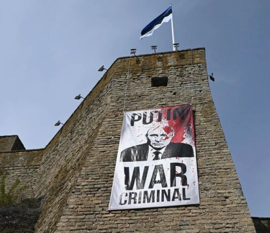 Музей в естонській Нарві до 9 травня вивісив банер "путін — воєнний злочинець"