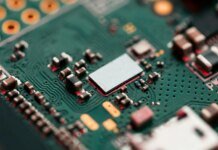 Apple та Intel досягли попередньої угоди про виробництво чіпів — WSJ