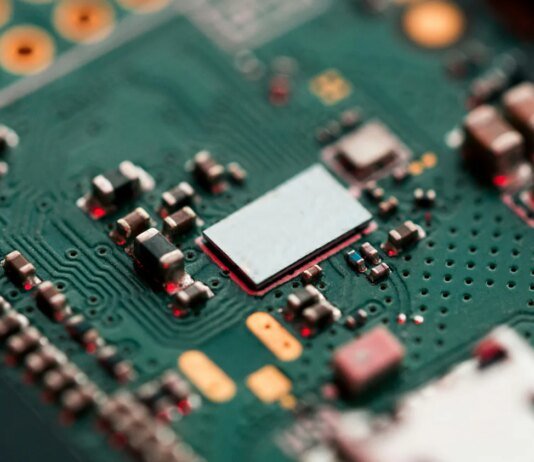 Apple та Intel досягли попередньої угоди про виробництво чіпів — WSJ