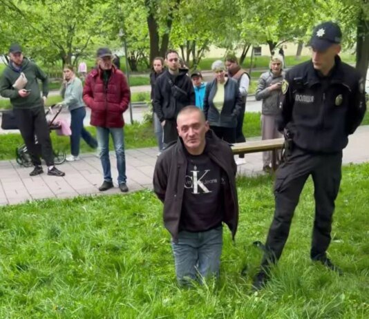 У Львові чоловік з ножем, побачивши працівників ТЦК, взяв у заручники 13-річну дівчинку
