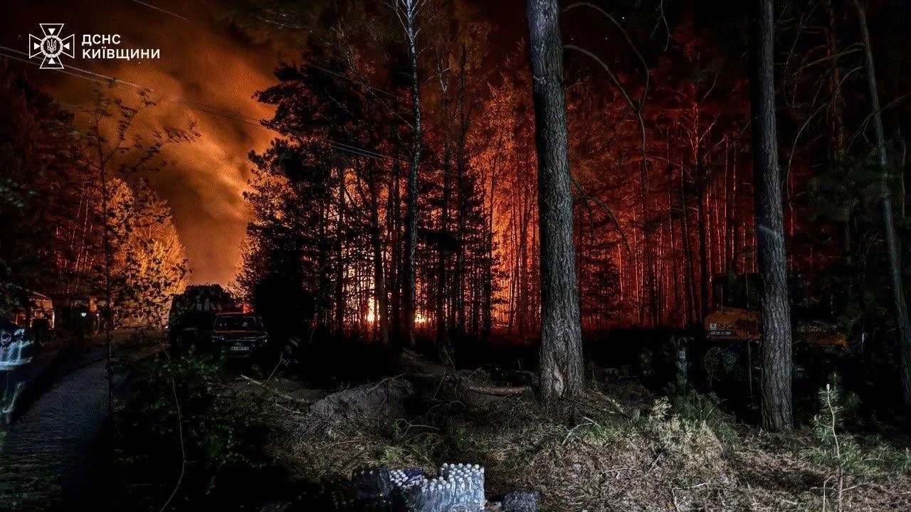 У Зоні відчуження триває ліквідація масштабної лісової пожежі, вогнем пройдено 1200 га