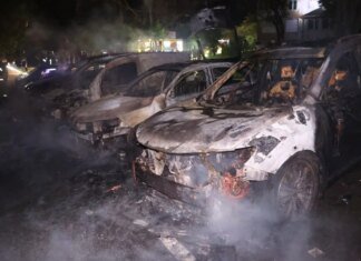 Атака російських БПЛА на Харків 17 травня — згоріло сім авто, пожежу загасили