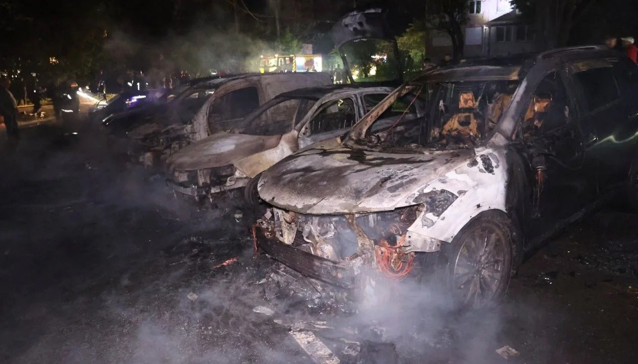 Атака російських БПЛА на Харків 17 травня — згоріло сім авто, пожежу загасили