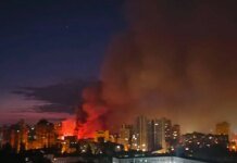 У Києві продовжується масована ракетна атака, зафіксовано численні влучання