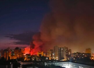 У Києві продовжується масована ракетна атака, зафіксовано численні влучання
