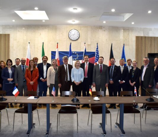 Посли G7 залишаються працювати в Києві попри погрози рф