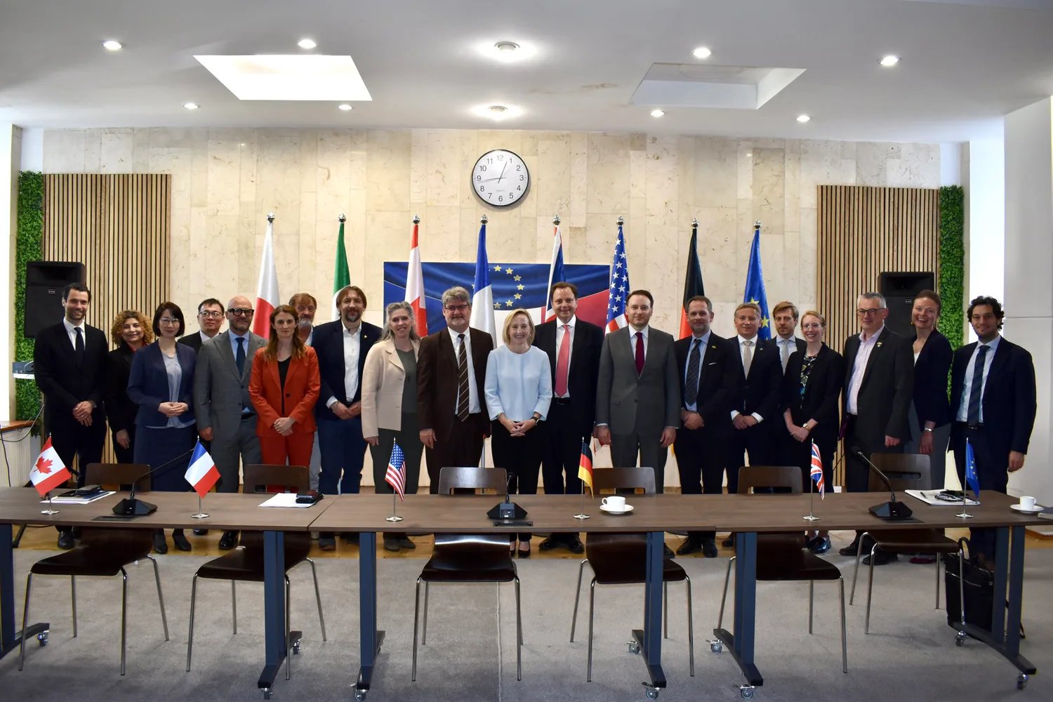 Посли G7 залишаються працювати в Києві попри погрози рф