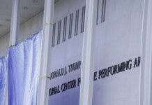 Суд зобов’язав прибрати ім’я Трампа з Центру Кеннеді