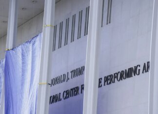 Суд зобов’язав прибрати ім’я Трампа з Центру Кеннеді