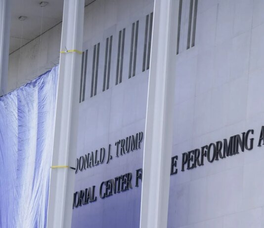 Суд зобов’язав прибрати ім’я Трампа з Центру Кеннеді