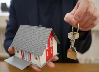 Чому українці все частіше продають квартири та купують будинки в селах