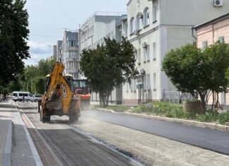 Старі труби замінюють на сучасні: у Чернігові оновлюють тепломережі
