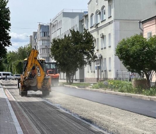 Старі труби замінюють на сучасні: у Чернігові оновлюють тепломережі