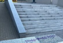 Вандалізм у Чернігові: обмалювали гранітне облицювання гімназії №13