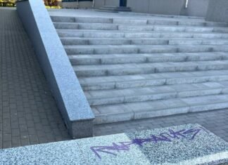 Вандалізм у Чернігові: обмалювали гранітне облицювання гімназії №13