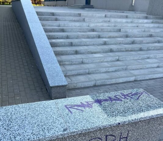 Вандалізм у Чернігові: обмалювали гранітне облицювання гімназії №13