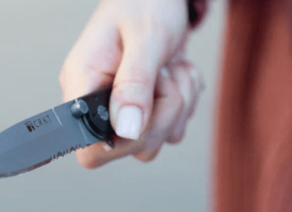 На Чернігівщині під час конфлікту жінка пирнула ножем у живіт свого співмешканця