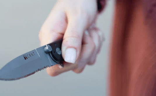 На Чернігівщині під час конфлікту жінка пирнула ножем у живіт свого співмешканця