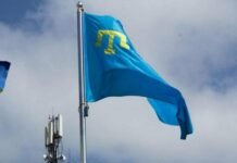 У центрі Чернігова підняли кримськотатарський прапор на знак пам’яті та солідарності