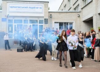Понад 1300 випускників: у Чернігові завершився навчальний рік