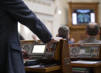 В законопроект о цифровых платформах внесли смягчения для PEP