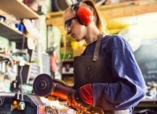 Від зварювальниці до водійки вантажівки: як на Чернігівщині готують нових фахівчинь